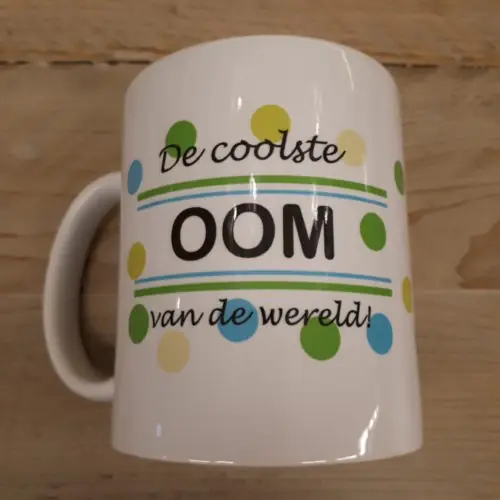 Witte mok van keramiek De coolste oom van de wereld