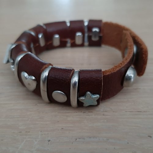 Lederen damesarmband met studs en strass in donkerbruin