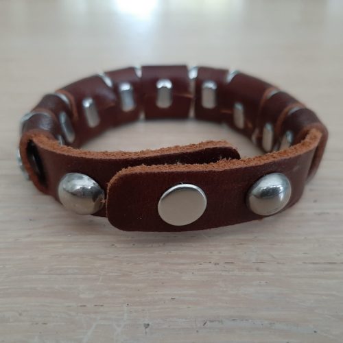 Lederen damesarmband met studs en strass in donkerbruin